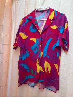 Women’s vintage Short-Sleeve Button Shirt in Magenta with Blue & Yellow Print